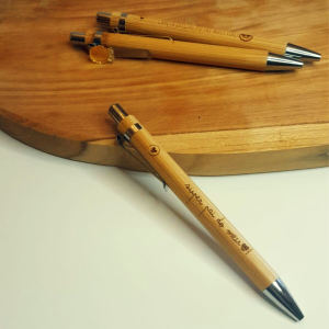 Caneta de bambu personalizada